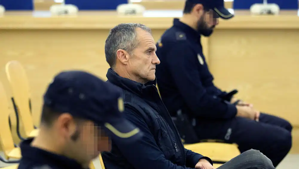l exdirigente de ETA José Javier Arizkuren Ruiz, "Kantauri", durante el juicio contra él en la Audiencia Nacional por ordenar el asesinato del concejal del PP Alberto Jiménez Becerril y su esposa, muertos a tiros en Sevilla el 30 de enero de 1998.