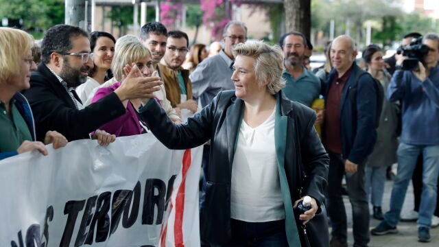 Un centenar de personas arropa a Marta Molina, investigada por Tsunami, antes de declarar