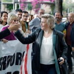 Un centenar de personas arropa a Marta Molina, investigada por Tsunami, antes de declarar
