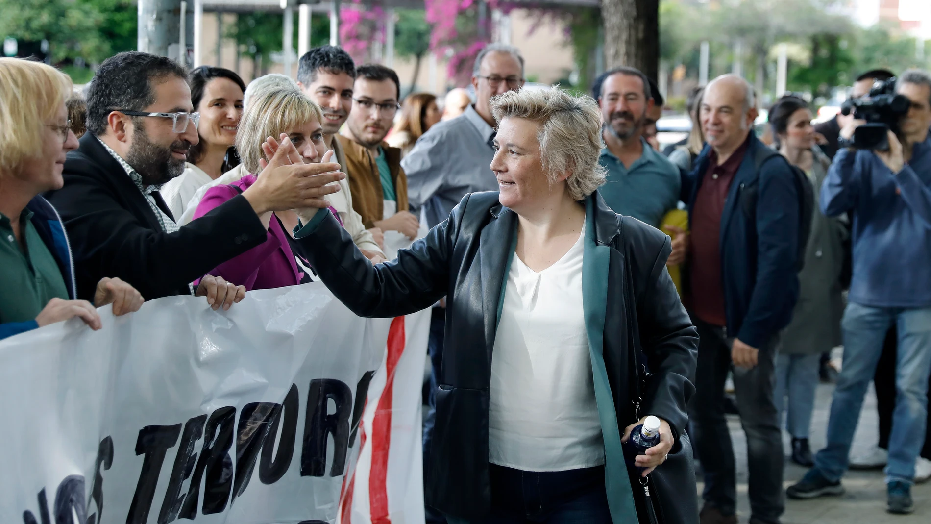 GRAFCAT4515. L'HOSPITALET DE LLOBREGAT (BARCELONA) (ESPAÑA), 22/05/2024.- Un centenar de personas, entre ellas el presidente catalán en funciones, Pere Aragonès, y representantes de todos los espacios soberanistas, han arropado este miércoles a las puertas de la Ciutat de la Justicia a la secretaria de Movimientos Sociales de Esquerra, Marta Molina (2i), antes de su declaración por la causa de Tsunami Democràtic. EFE/ Andreu Dalmau