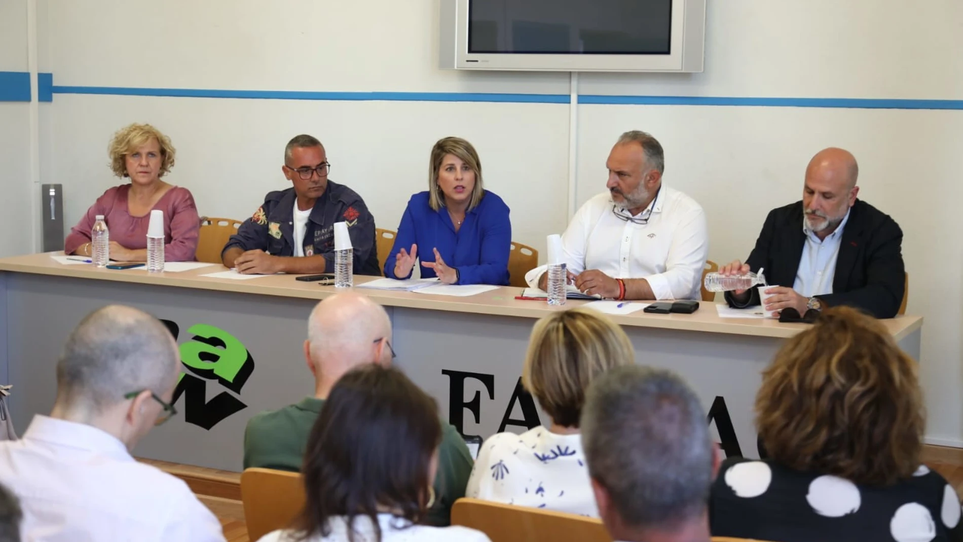 La alcaldesa de Cartgaena, Noelia Arroyo, en una reunión con los vecinos por la situación del campamento de migrantes del Hospital Naval de Cartagena AYUNTAMIENTO DE CARTAGENA 22/05/2024