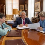 . Visita institucional del Delegado de Gobierno, Nicanor Sen, Soria. En la imagen, el delegado junto al alcalde de Soria, Carlos Martinezy la concejala, Ana Romero