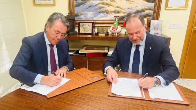 El presidente de Caja Rural del Sur y el presidente de la Denominación de Origen Los Pedroches firman el acuerdo