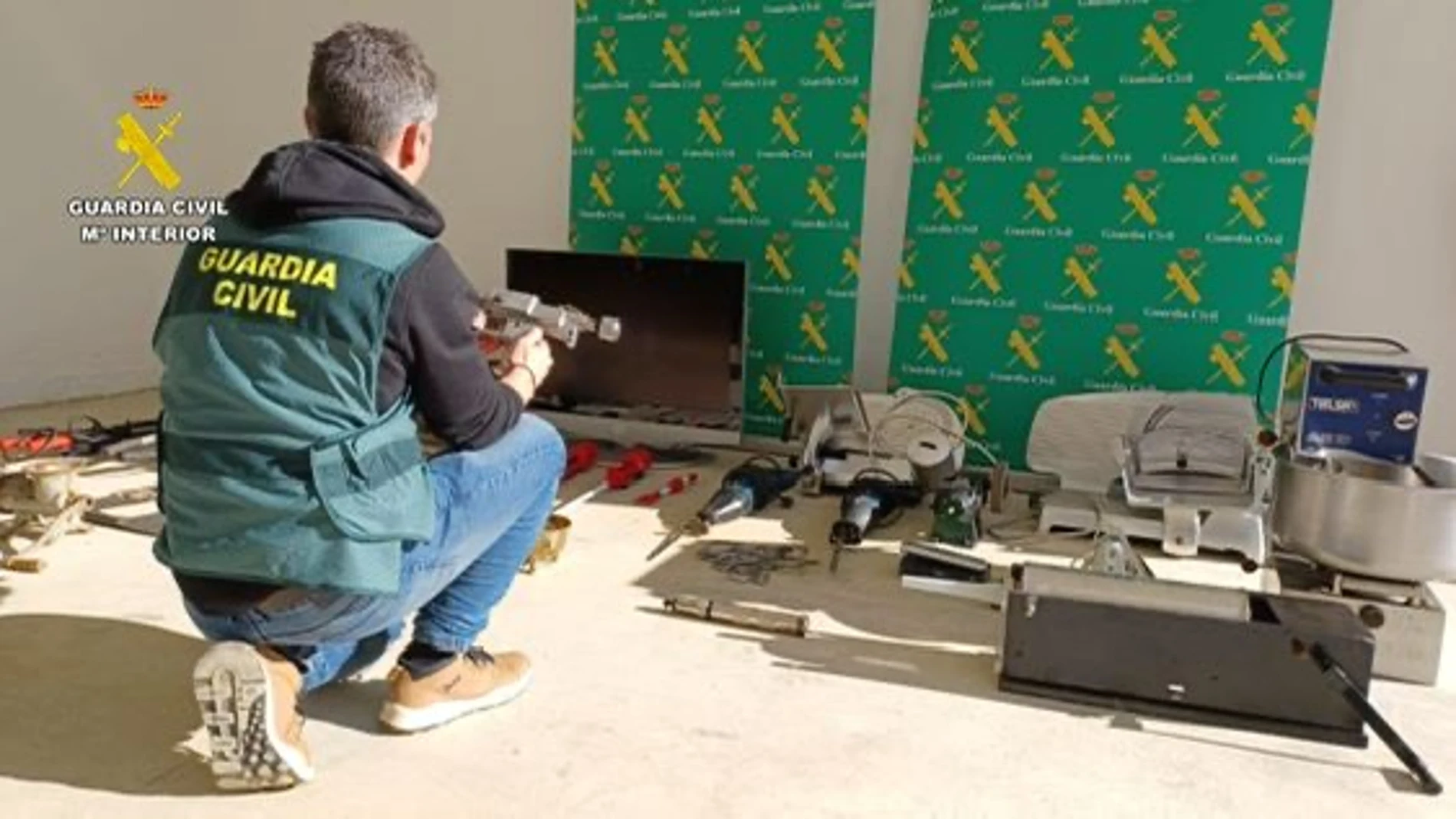 Agente de la Guardia Civil con el material incautado