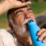 Hombre luchando contra ola de calor