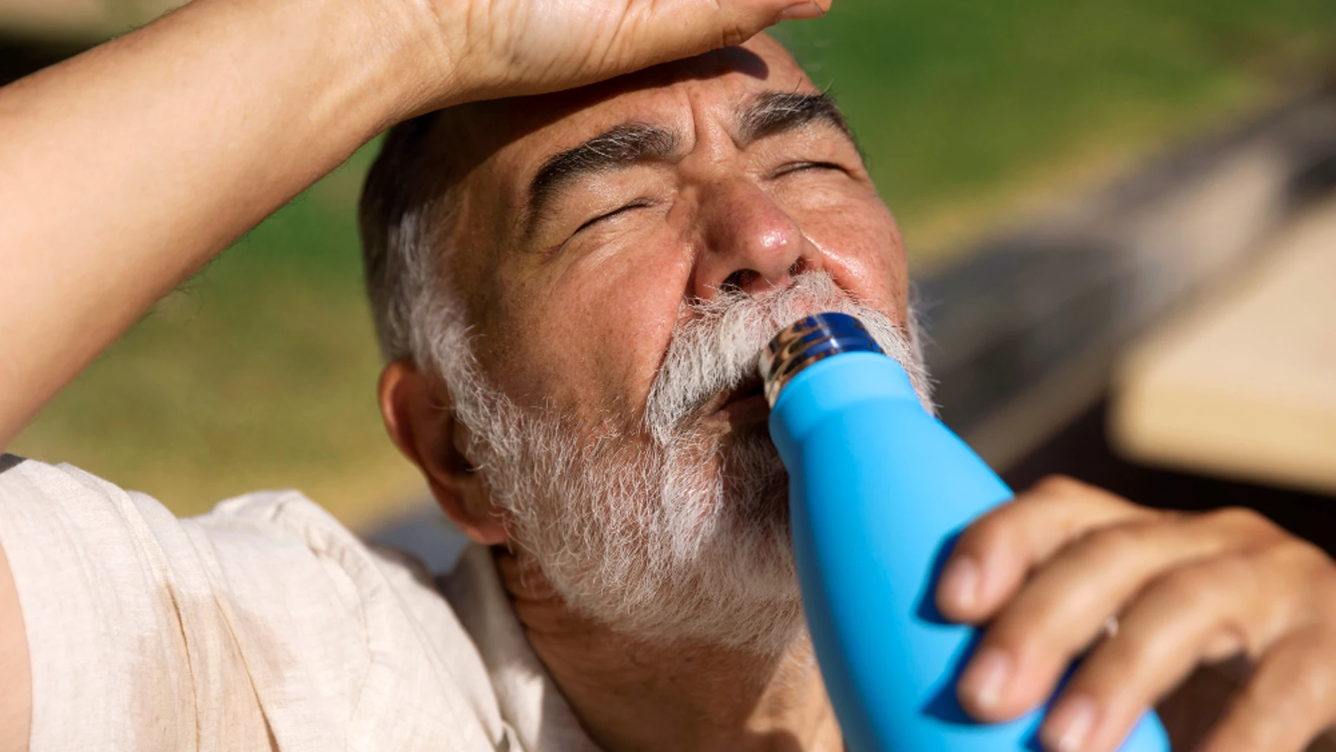 Hombre luchando contra ola de calor