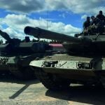 Un carro de combate Leopard 2A6 portugués (izquierda) junto a un Leopardo 2E español en unas recientes maniobras