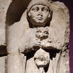 Lápida funeraria romana de una niña que sostiene a un cachorro en el Museo de Aquitania de Burdeos