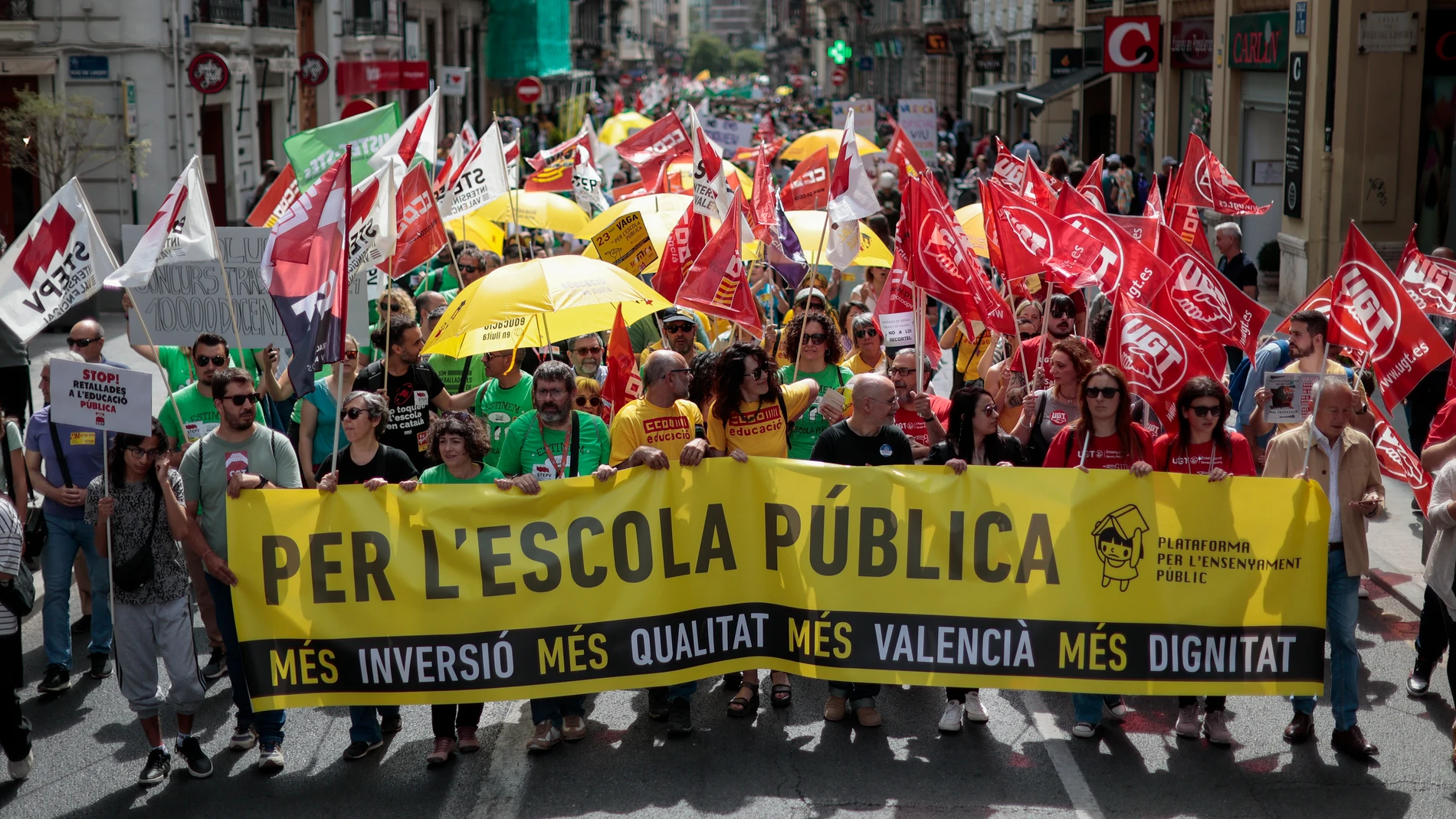 GRAFCVA681. VALENCIA, 23/05/2024.- Vista general de la manifestación de profesorado y alumnado, con motivo de la huelga convocada para este jueves en el sector educativo por la Plataforma en Defensa de l’Ensenyament Públic, para exigir una educación pública de calidad sin retrocesos, la retirada de la denominada ley de libertad educativa y del distrito único "segregador", la reversión de los "recortes" en Infantil, Primaria, Escuelas de Idiomas y el Pla Edificant, y la negociación de la mejor...