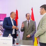El presidente de la Diputación, Miguel Ángel de Vicente; junto al rector de IE University, Salvador Carmona; y el GBO y OneDocument CEO, Miguel Ángel Reyes; inauguran el Congreso "Segoviup"