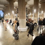 Una modelo presenta la colección 'Crucero 2025' de La 'maison' francesa de moda Louis Vuitton, diseñada por el creativo Nicholas Ghesquière, este jueves en el Park Güell de Barcelona, en una cita que reúne a personalidades y actrices de Hollywood, además del dueño de LVMH, Bernard Arnault, el hombre con la mayor fortuna del mund