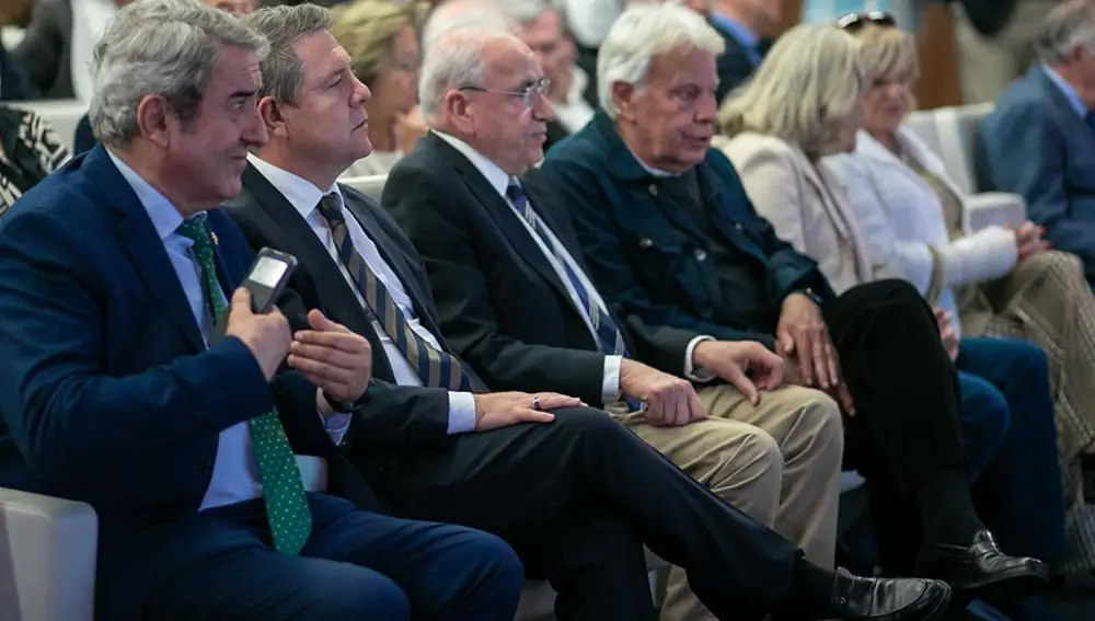 Emiliano García-Page, Felipe González y Alfonso Guerra asisten a la presentación del libro 'Una emoción política', del expresidente de Aragón Javier Lambán