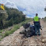 Un guardia Civil, junto a la moto accidentada