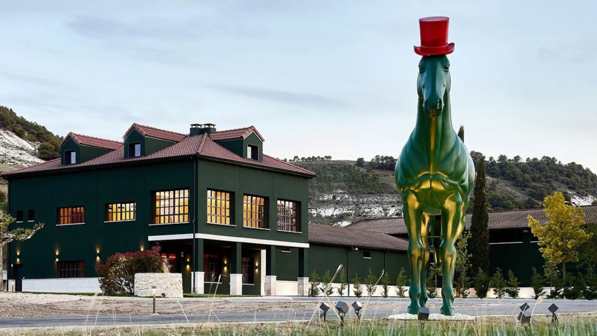 Esta gran escultura que refleja el amor de Virtus por los caballos da la bienvenida a los visitantes y forma ya parte del paisaje de la Ribera del Duero