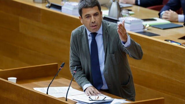 Presidente Carlos Mazón responde preguntas en Les Corts Valencianes