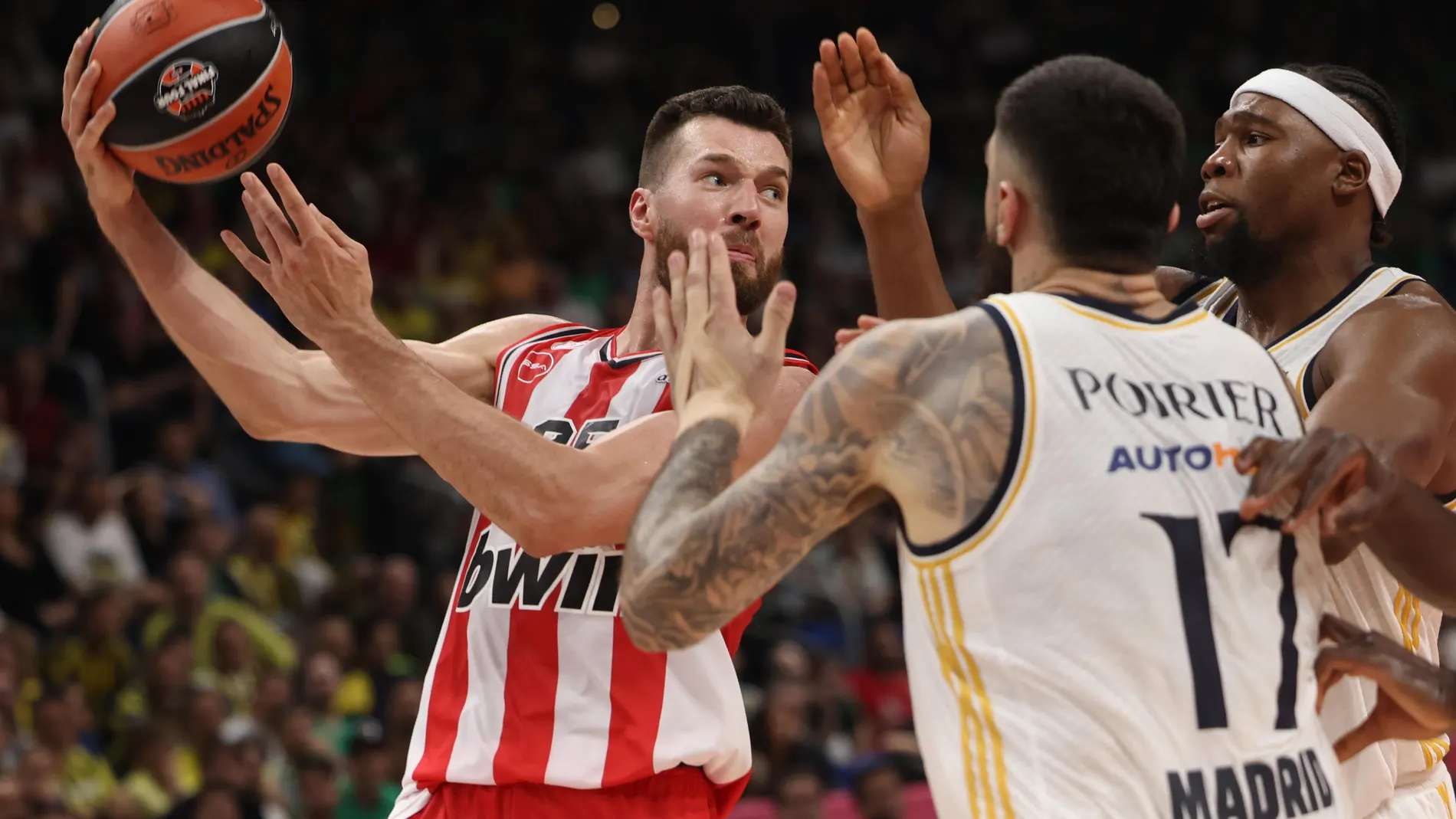 La defensa del Real Madrid dominó el tramo final del partido ante el Olympiacos