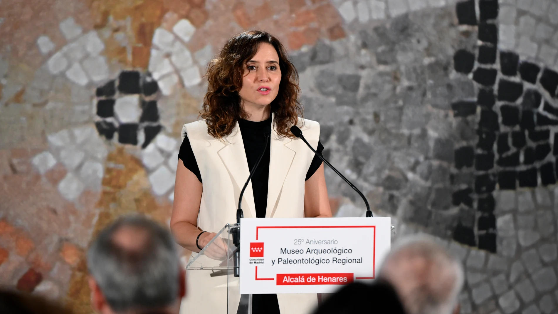 ALCALÁ DE HENARES (MADRID), 24/05/2024.- La presidenta de la Comunidad de Madrid, Isabel Díaz Ayuso, participa este viernes en la conmemoración del XXV aniversario del Museo Arqueológico y Paleontológico Regional de Alcalá de Henares. EFE/ Fernando Villar