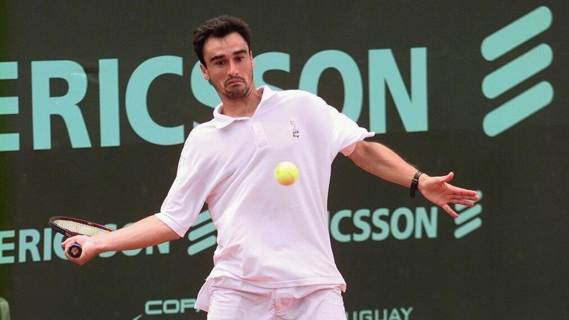 El tenista español Alberto Berasategui devuelve de derechas al argentino Mariano Hood durante el encuentro correspondiente a la primera ronda de la Copa Ericsson disputado hoy en Montevideo
