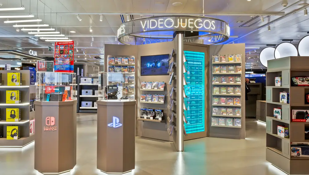 Corner de videojuegos en El Corte Inglés que integra tecnología multimedia en el mobiliario comercial.