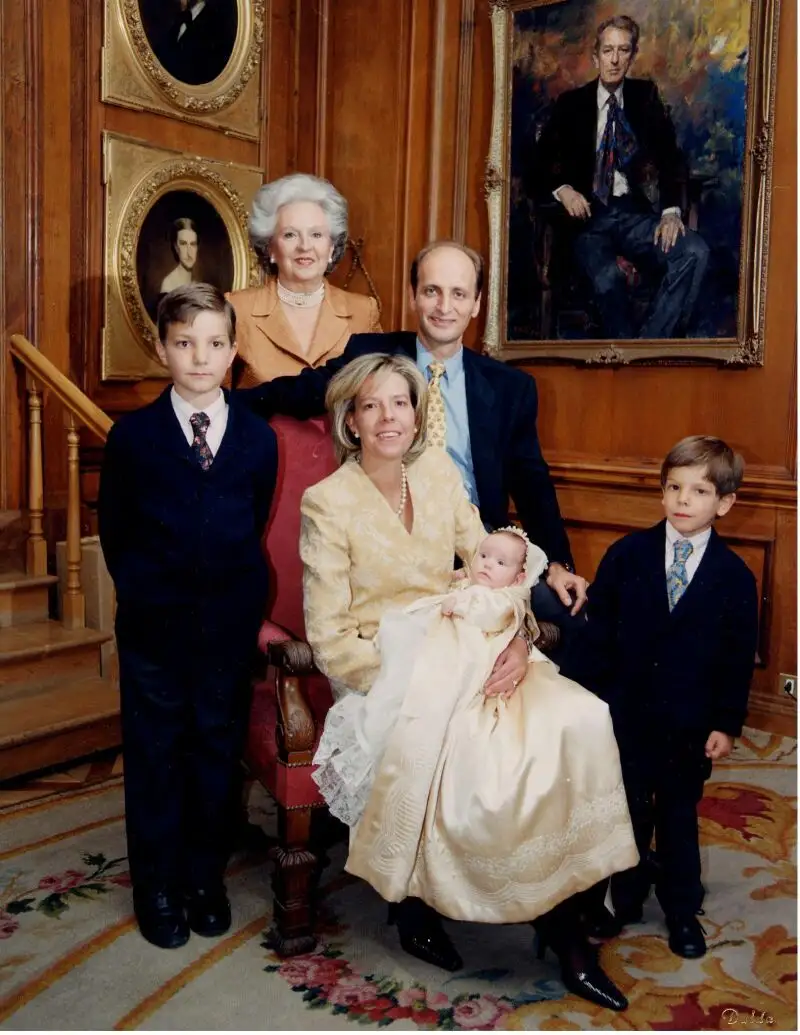 MD50.Madrid. 7 abr 00.- Simoneta Gómez Acebo sostiene en brazos a su hija María junto a su madre la Infanta doña Pilar, su marido José Miguel Fernández Sastrón y sus otros dos hijos Luis (izda) y Pablo, tras la ceremonia del bautismo celebrada esta tarde. EFE/Dalda