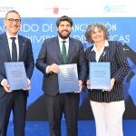 El presidente del Ejecutivo regional, Fernando López Miras, firmó junto con el rector de la Universidad de Murcia, José Luján, y la rectora de la Universidad Politécnica de Cartagena, Beatriz Miguel, el nuevo acuerdo de financiación plurianual para las universidades públicas de la Región de Murcia 2025-2029. 