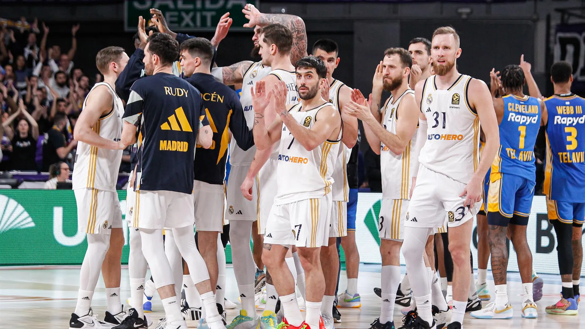 Los jugadores del Real Madrid celebran la victoria ante Olympiacos en el centro de la pista