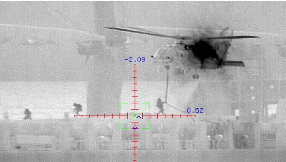 Miembros de la FGNE se descuelgan desde el helicóptero sobre la cubierta del buque secuestrado