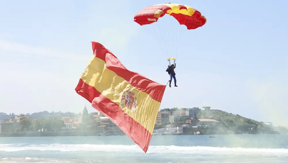 Un miembro de la PAPEA desciende con la bandera