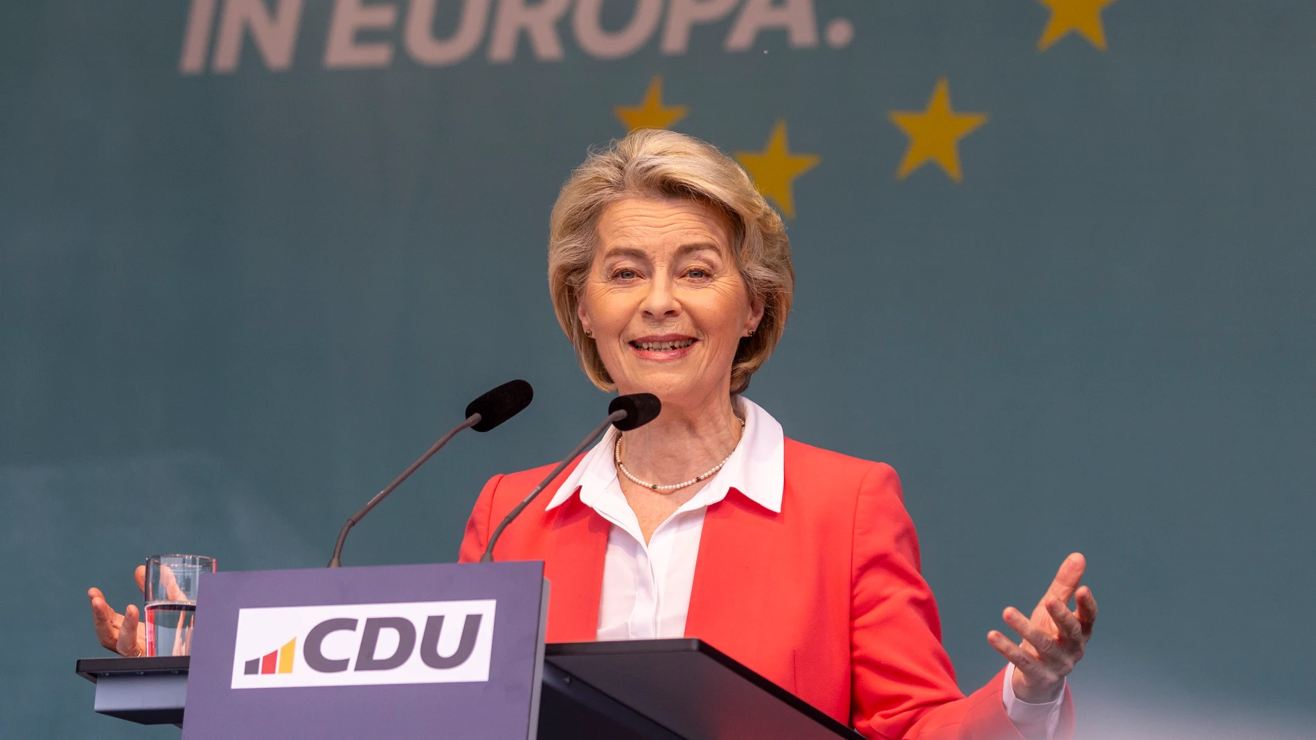 Wunstorf (Germany), 24/05/2024.- European Commission President, Ursula von der Leyen during the Christian Democratic Union (CDU) party's campaign for the European Parliament elections at the Seeterrassen in Wunstorf, Germany, 24 May 2024. The European Parliament elections are scheduled across EU member states from 06 to 09 June 2024. (Elecciones, Alemania) EFE/EPA/CHRISTOPHER NEUNDORF