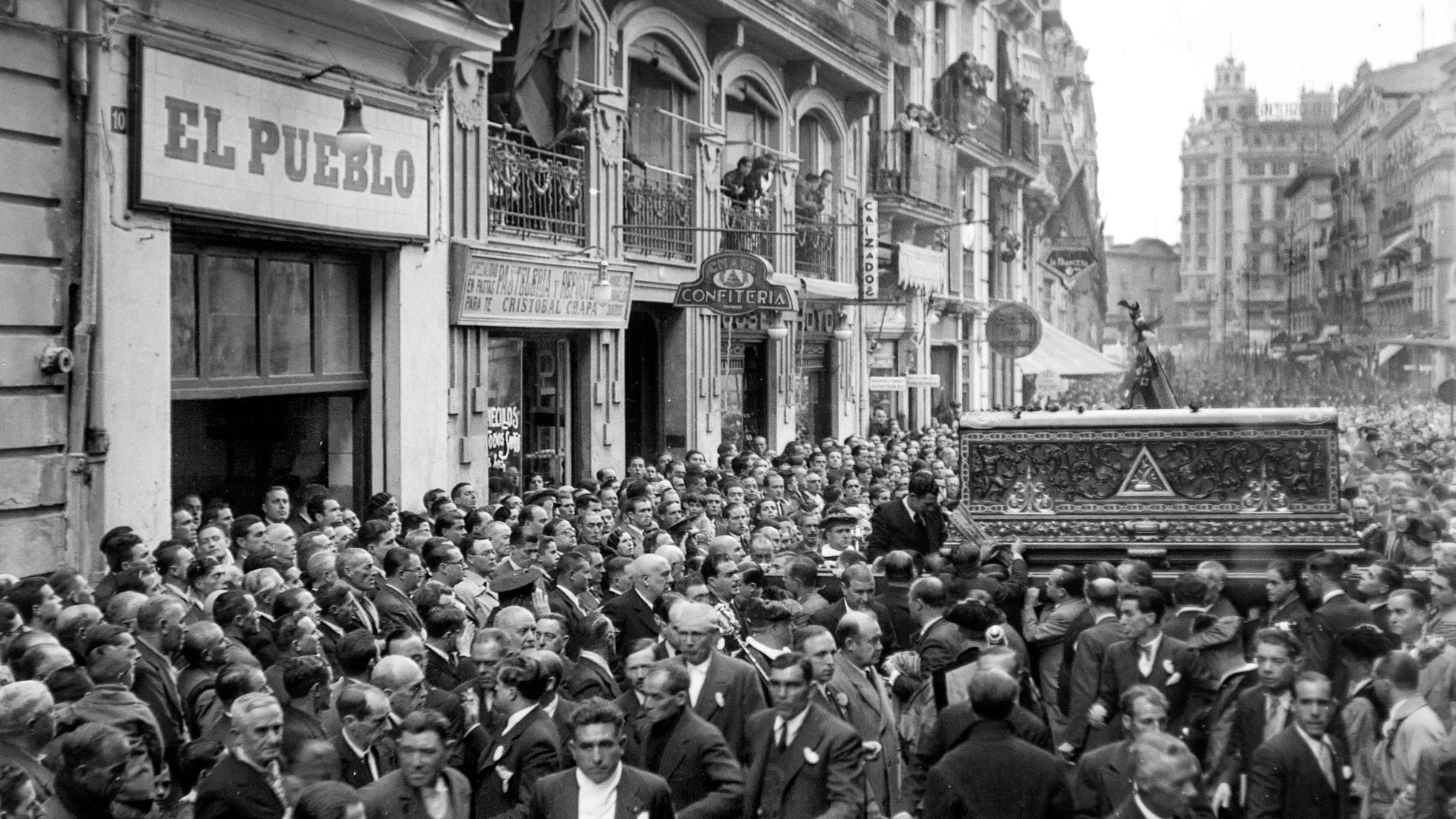 El féretro de Blasco Ibáñez, frente al diario Pueblo que el propio escritor fundó