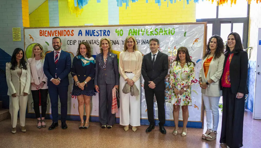 S.S. de los Reyes.- Las infantas Elena y Cristina visitan el colegio que lleva su nombre por su 40 aniversario