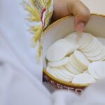 Sacerdote arrestado por presuntamente morder a una mujer durante la comuni&oacute;n