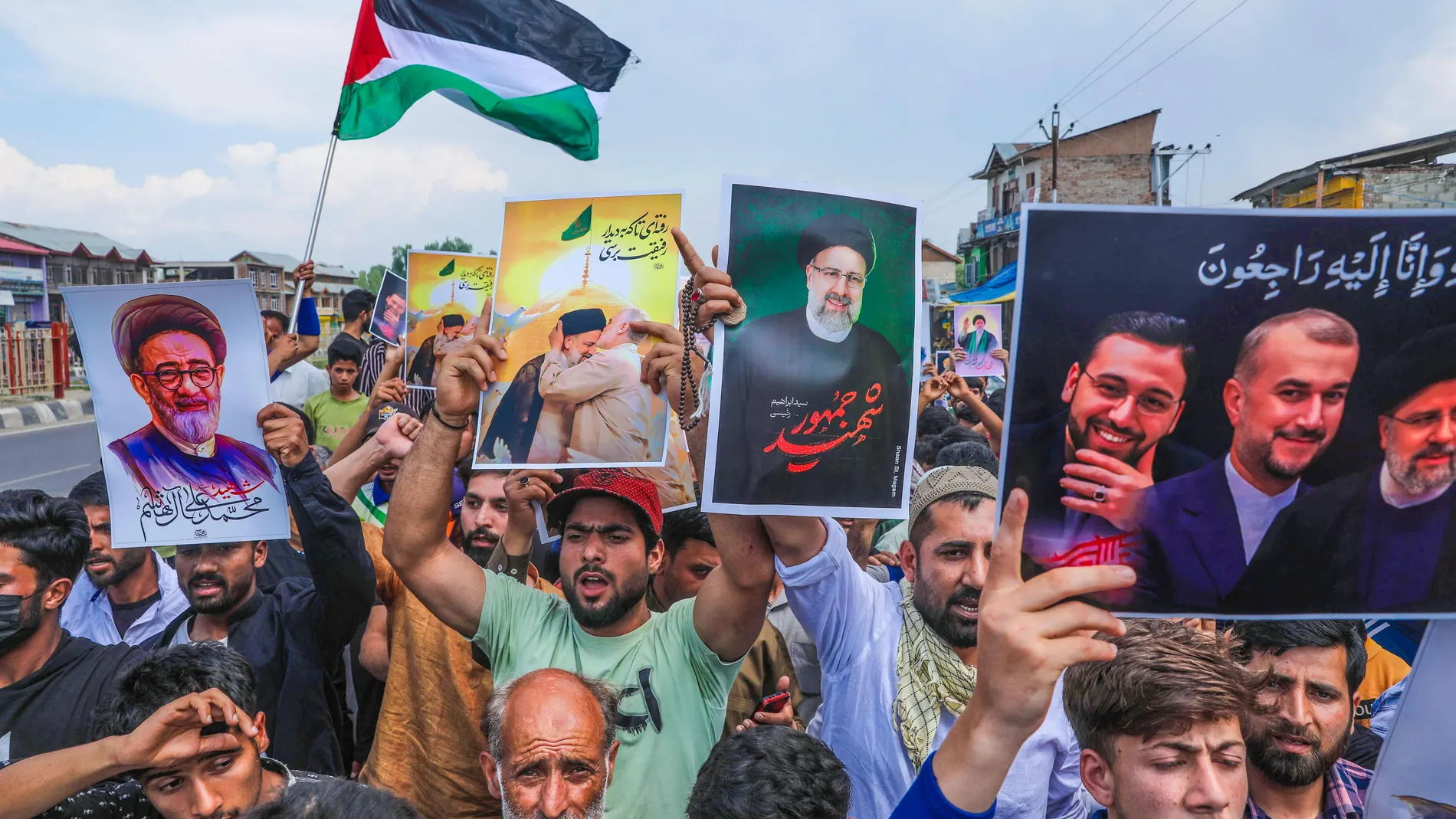 Srinagar (India), 23/05/2024.- Kashmiri Shiite Muslims take part in a rally to express grief over the death of Iranian President Ebrahim Raisi, Iranian Foreign Minister Hossein Amir Abdollahian, and several other Iranian officials in Srinagar , the summer capital of Indian Kashmir, 24 May 2024. Iranian President Raisi and seven others, among them Foreign Minister Amir-Abdollahian, were killed in a helicopter crash on 19 May 2024, after an official visit in Iran's northwest near the border wit...