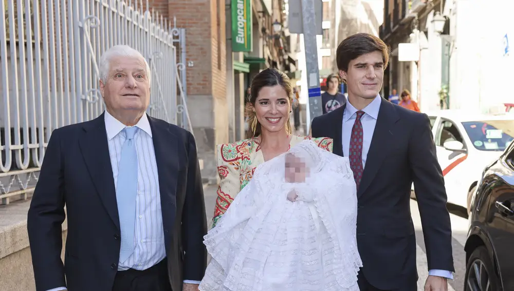 Carlos Fitz James Stuart Solís y Belén Corsini, junto al duque de Alba