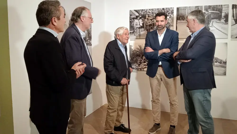 El maestro Vidal, con bastón, y a su derecha el fotoperiodista Luis Vidal, comisario de la muestra