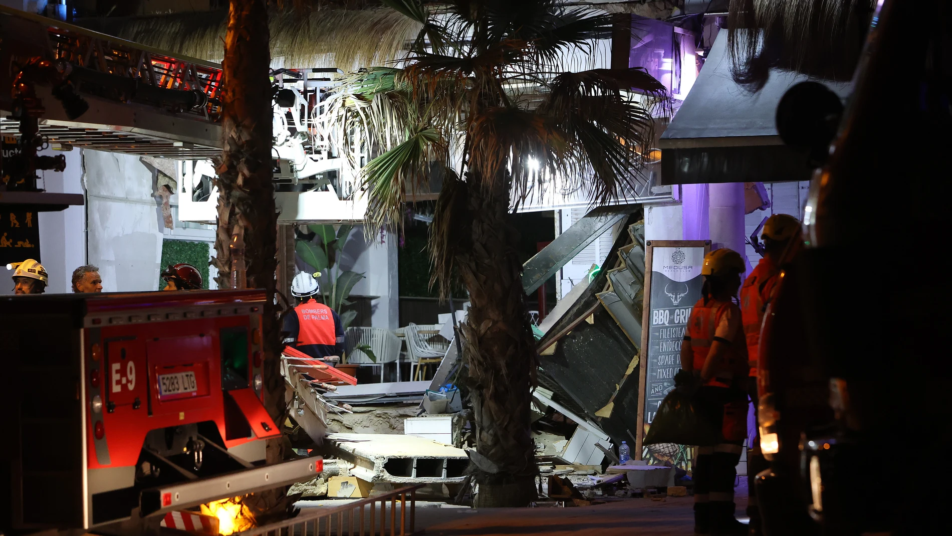 Vista de los daños de un edificio derrumbado, en la playa de Palma, a 23 de mayo de 2024, en Palma de Mallorca, Mallorca, Baleares (España). Al menos dos personas han fallecido este jueves en el derrumbe de un edificio en Playa de Palma, según ha informado el 112 en la red social X donde indica también que habría entre 12 y 14 heridos de diversa consideración. 24 MAYO 2024;PALMA DE MALLORCA;MALLORCA;HERIDOS;DERRUMBE;EDIFICIO PLAYA Isaac Buj / Europa Press 23/05/2024