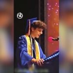 Un joven de 18 años asiste a su graduación tras enterrar a su padre, quien falleció de cáncer un día antes