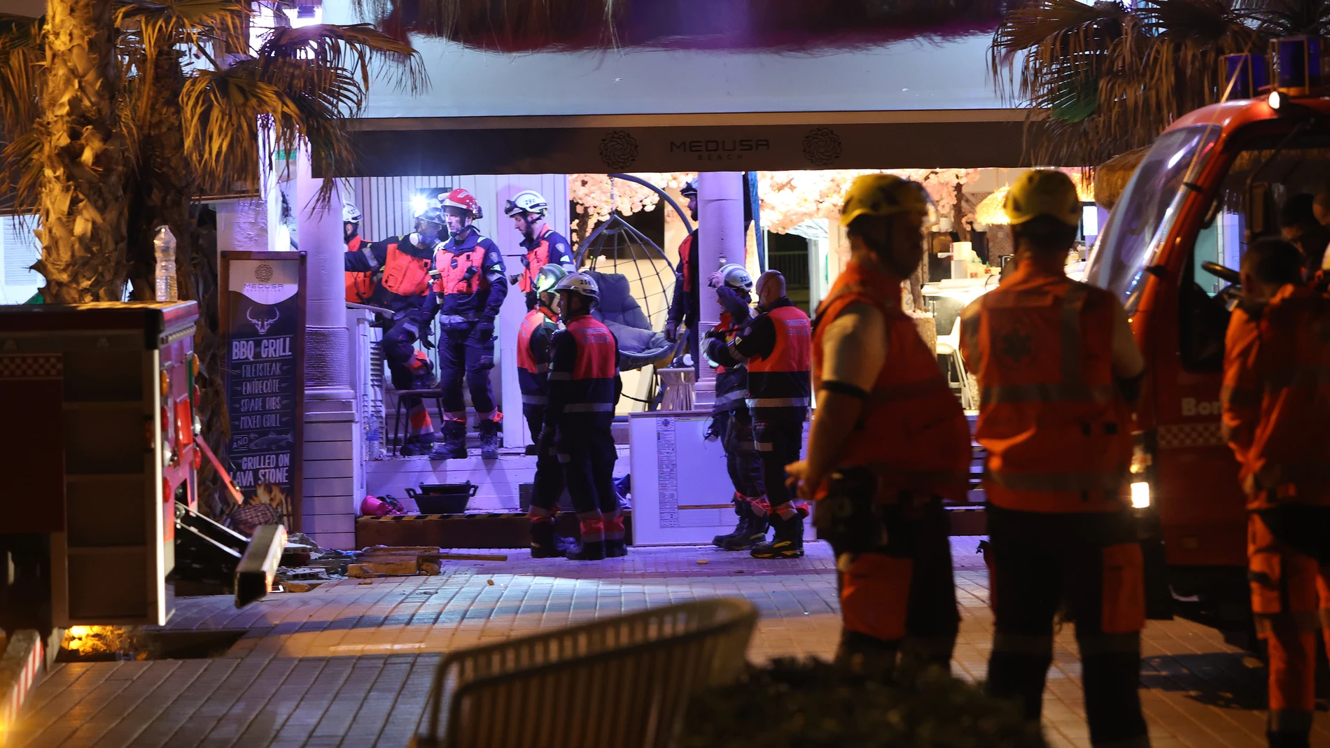 Servicios de emergencia en las inmediaciones de un edificio derrumbado, en la playa de Palma