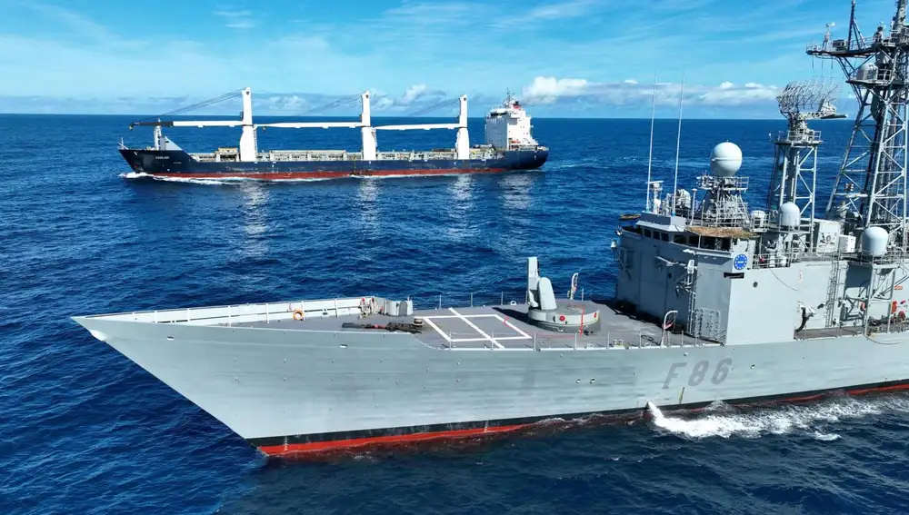 La fragata española Canarias junto al buque secuestrado