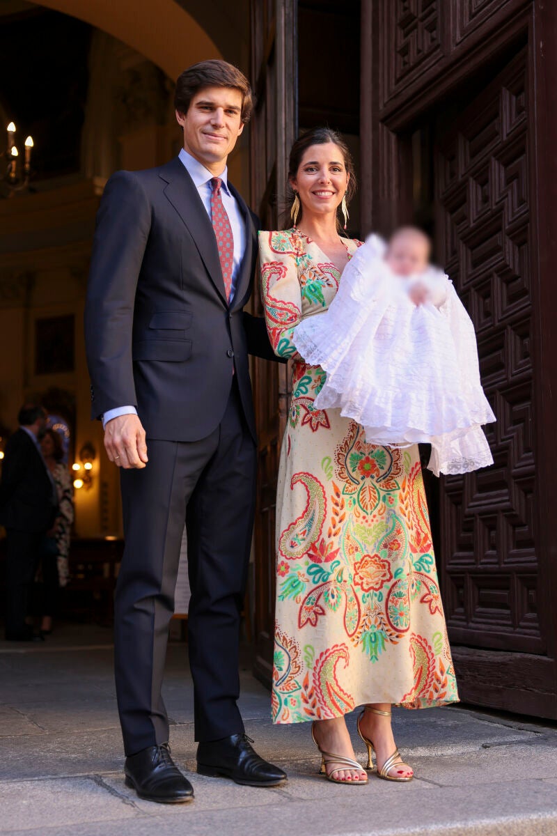 Belén Corsini y Carlos Fitz James Stuart en el bautizo de su hijo Carlos.