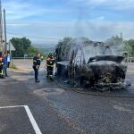 El presidente de la Diputación de Zamora, Javier Faúndez, conversa con los bomberos ante el vehículo calicinado
