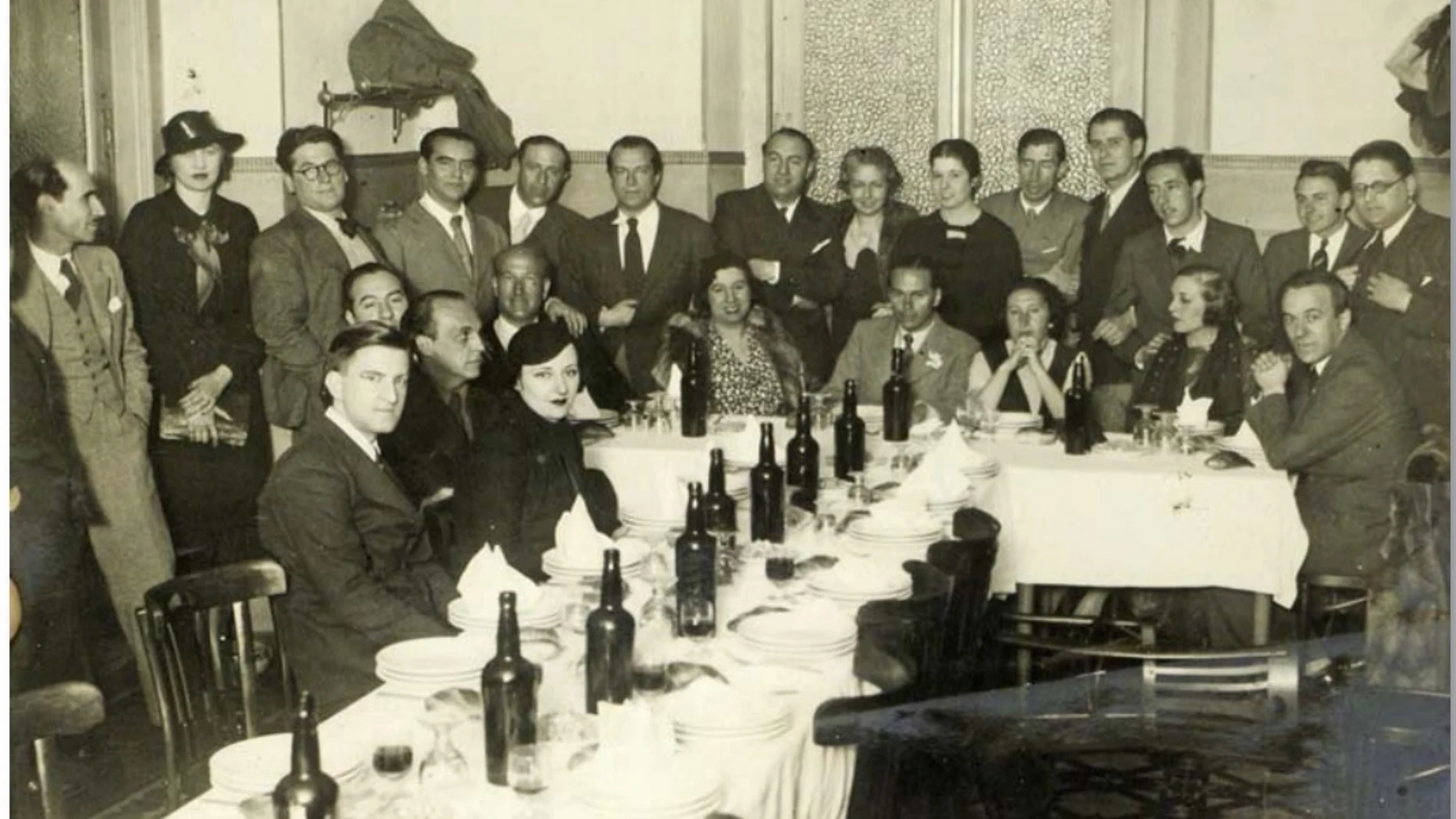 Una imagen de familia del grupo del 27 durante la presentación de «La realidad y el deseo» de Luis Cernuda, en 1936