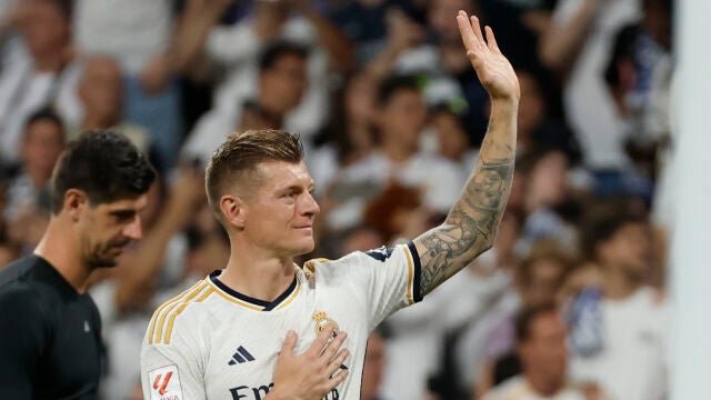 Toni Kroos se despide de la afición tras su último partido en el Bernabéu