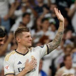 Toni Kroos se despide de la afición tras su último partido en el Bernabéu