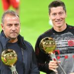 Hansi Flick , junto a Robert Lewandowski