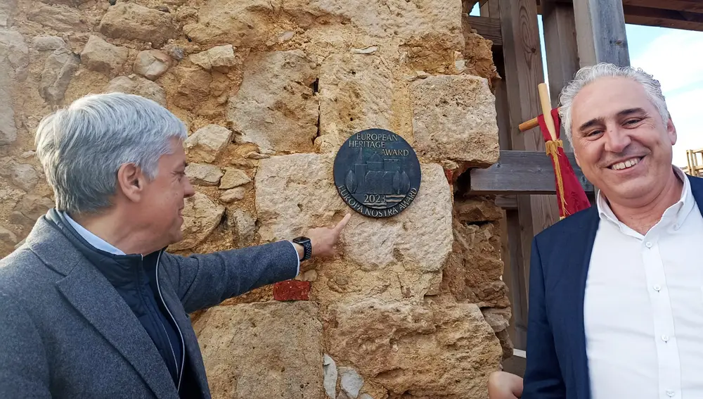 El Monasterio de San Pedro de Eslonza (Gradefes, León) luce la placa del premio Europa Nostra concedido a la puesta en valor de sus ruinas