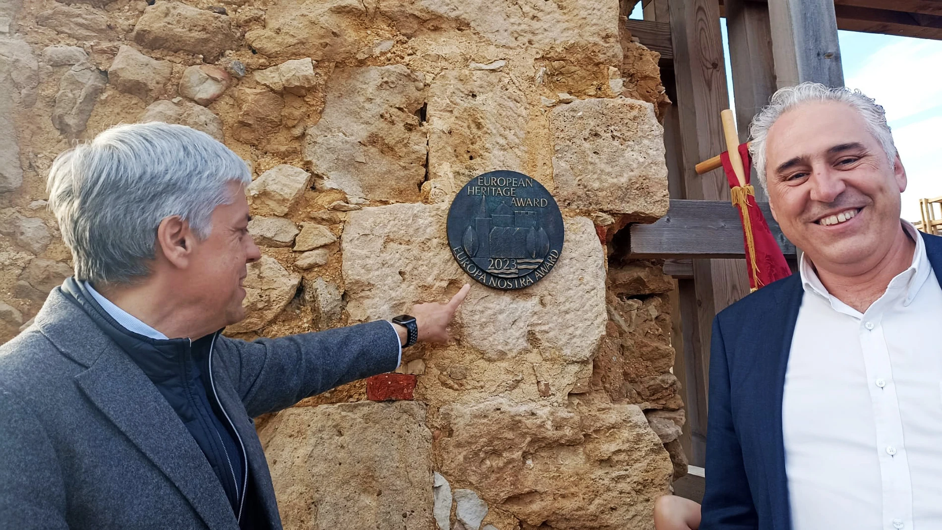 El Monasterio de San Pedro de Eslonza (Gradefes, León) luce la placa del premio Europa Nostra concedido a la puesta en valor de sus ruinas