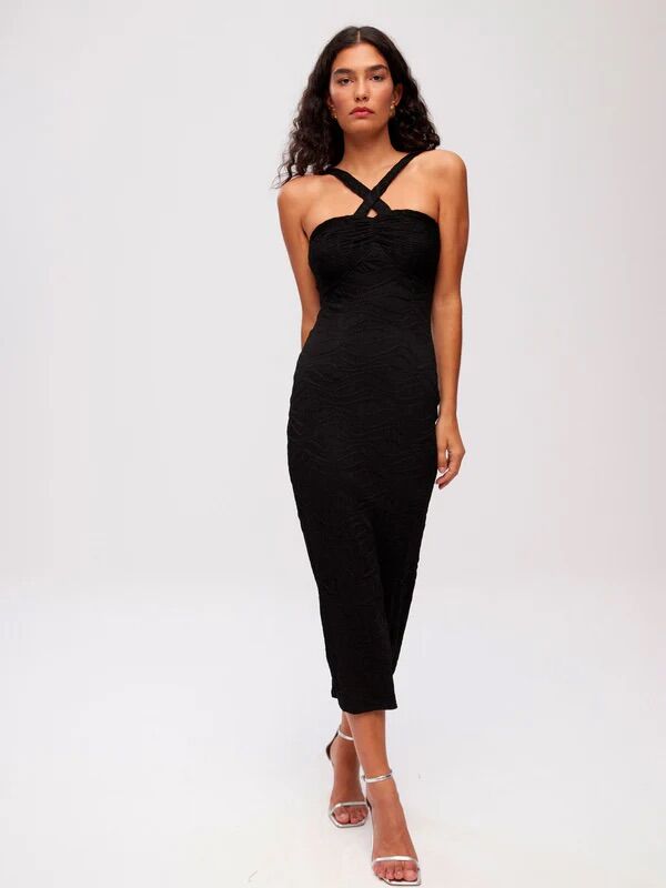 Vestido de escote cruzado.