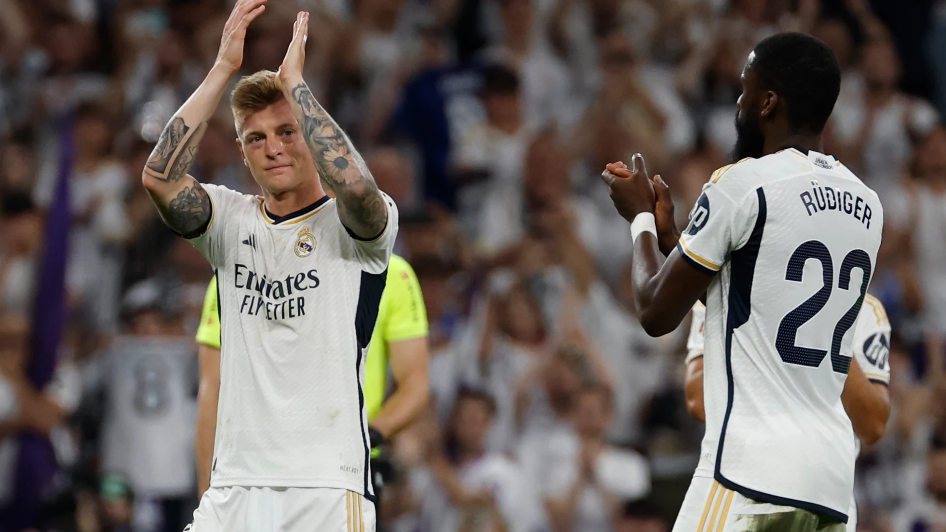MADRID, 25/05/2024.- El centrocampista alemán del Real Madrid Toni Kroos (i) es sustituido en su último partido en el estadio Santiago Bernabéu, durante el partido de la jornada 38 de LaLiga que Real Madrid y Real Betis disputan hoy sábado, en Madrid. EFE/J.J.Guillen