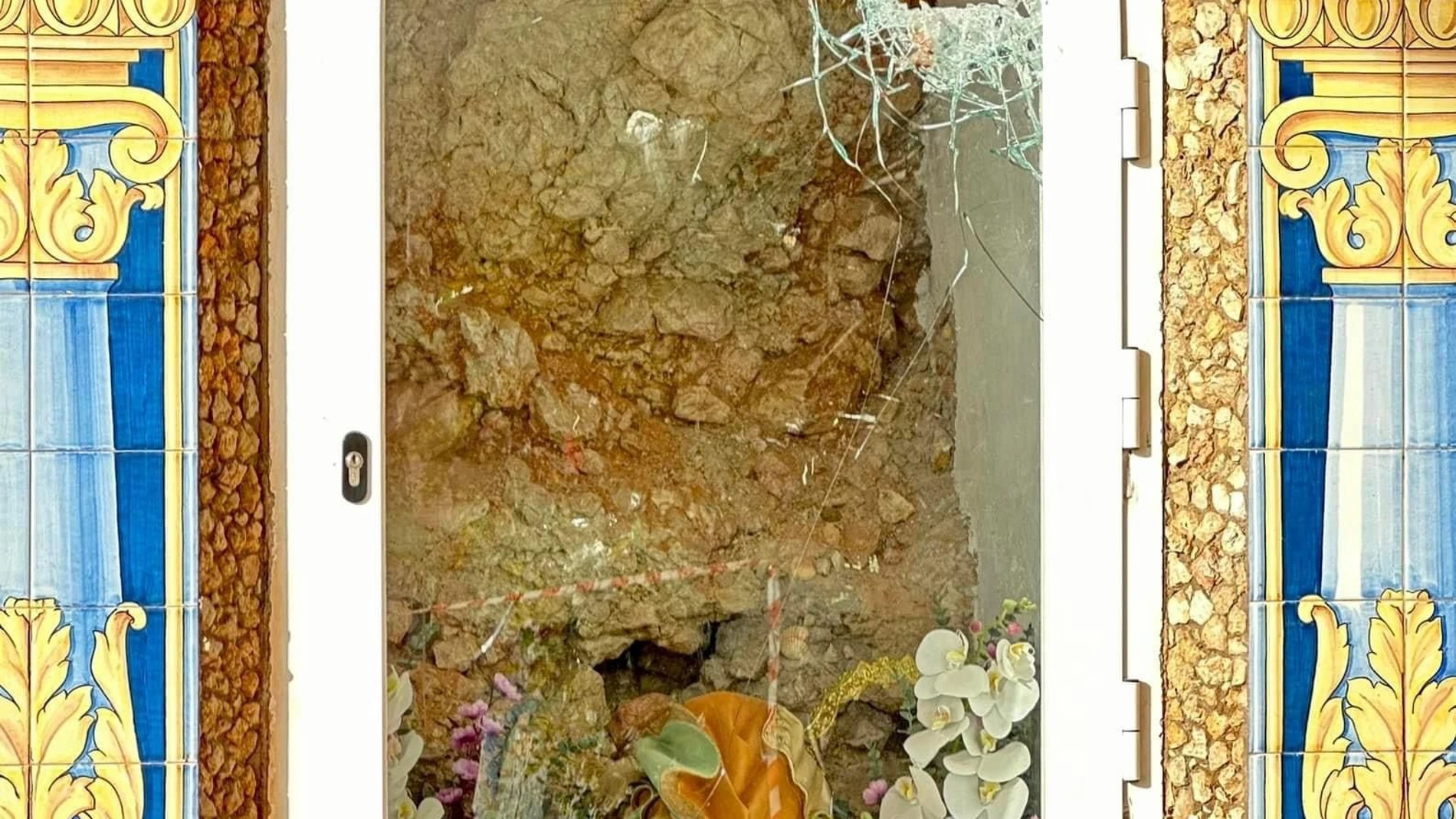 Daños ocasionados en la hornacina y en la Virgen del Carmen de Rincón de la Victoria. AYTO. RINCÓN DE LA VICTORIA 25/05/2024